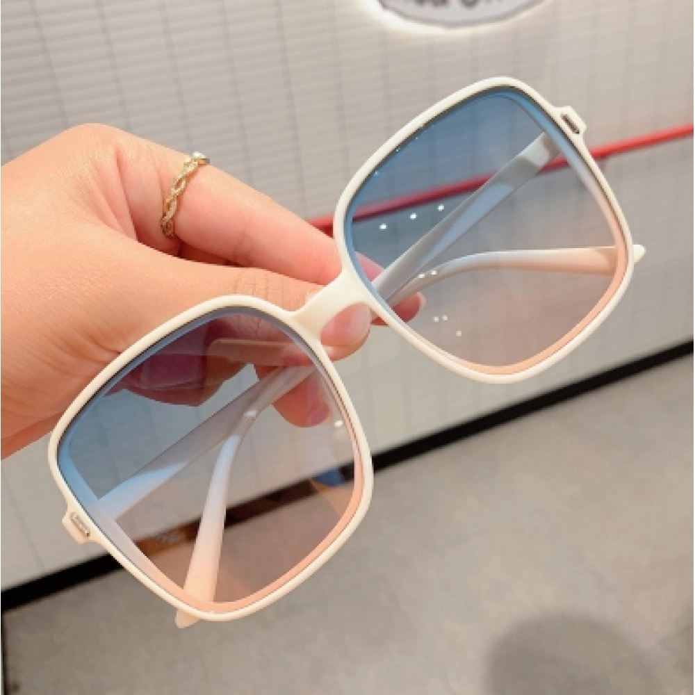 New Gradient Jelly colored Sunglasses with Large Frame, Square Rice Nails, Street Photography Sunglasses, UV resistant Sunshade Mirrors, Versatile and Trendy