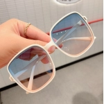 New Gradient Jelly colored Sunglasses with Large Frame, Square Rice Nails, Street Photography Sunglasses, UV resistant Sunshade Mirrors, Versatile and Trendy